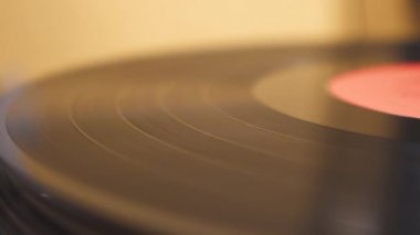 Vinil disk hızlı ve yavaşça döner. Pikabın yakın görüntüsünde