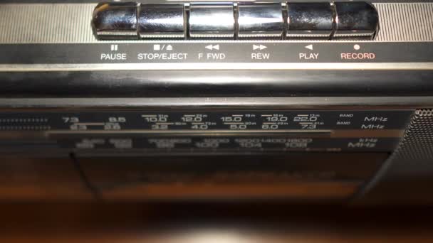 Audiocassette Inserindo Gravador Áudio Pouse Feche Tampa — Vídeo de Stock