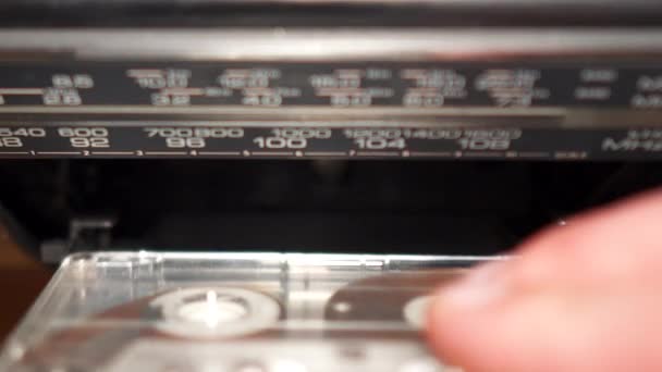 Audiocassette Inserindo Gravador Áudio Pouse Feche Tampa — Vídeo de Stock