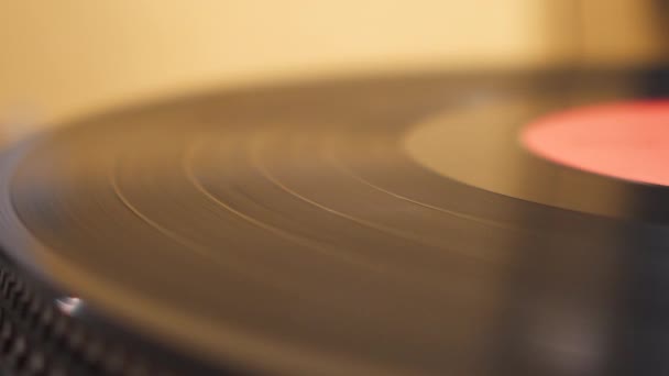 Starý Vinyl Hraje Stříbrném Gramofonu Žluté Pozadí Detailní Pohled — Stock video