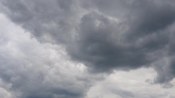 移動時間中の灰色の雲4K高品質の解像度を経過 — ストック動画