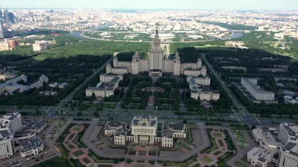 Universidade Estadual de Moscou vista aérea superior de drone e sob nuvens. Da esquerda para a direita movimento de longe. Voando ao redor — Vídeo de Stock