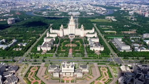 Universidade Estadual de Moscou vista aérea a partir da distância, sem horizonte. Bela vista panorâmica sobre megapolis e Jardim Botânico . — Vídeo de Stock