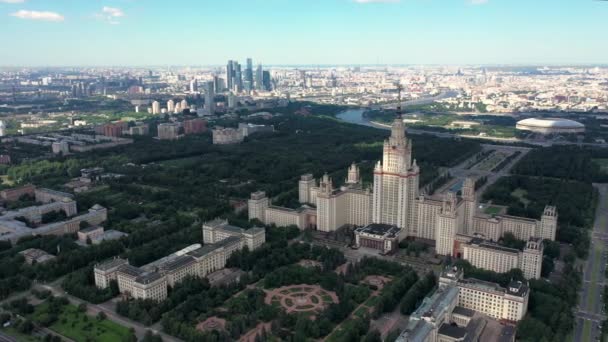 Universidad Estatal de Moscú vista superior desde el avión no tripulado. Gran escaparate bajo las nubes. De izquierda a derecha. — Vídeo de stock