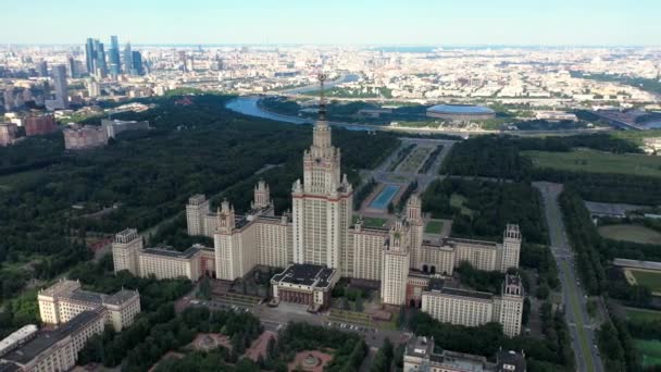 Moskva State University antenn drönare vy ovanifrån. Intressepunkter i skuggan av molnen. Vacker solig panoramautsikt över bakgrunden — Stockvideo