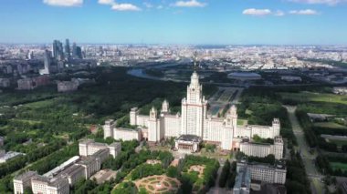 Moskova Devlet Üniversitesi 'nin yukarıdan aşağıya bulutlarla hava görüntüsü. Megapolis ve Botanik Bahçesi 'nin güzel panoramik manzarası.