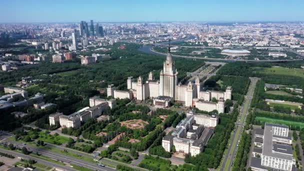 Mosca State University in testa dal drone con movimento di atterraggio lento sul punto di interesse. Vista da vicino alla fine. Megapoli e skyline sullo sfondo. — Video Stock