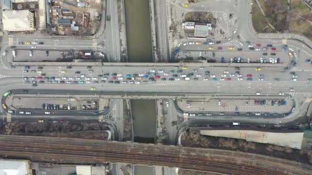 Ruch uliczny w dużym mieście. Samochody jadą. Widok z góry. Most pod rzeką. Kolej. — Wideo stockowe