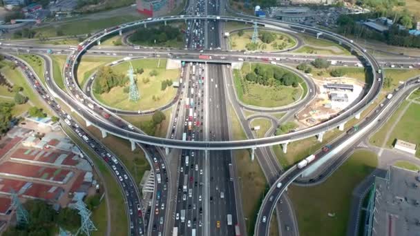 Stort vägskäl med cirklar, kurvor, klöver och ringar på motorvägen i storstaden. — Stockvideo