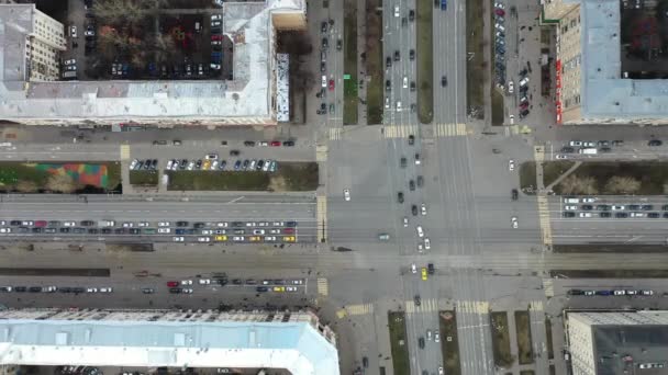 Великий хрест у часовому проміжку. Типовий ранковий рух у великому місті. Автомобілі рухаються . — стокове відео