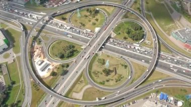 Büyük yoncalar yazın yol ayrımında. Yol trafiği gerçek hızda. Üst görünüm.