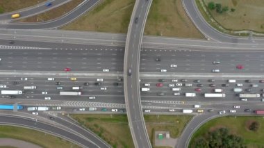 İHA 'nın üst geçitteki trafik manzarası. Hava bulutlu. Zaman ayarlı değil.