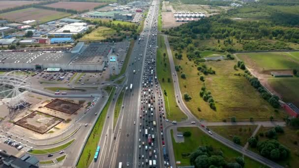 Tráfico por carretera en carretera a la luz del sol con nubes. Manera de trabajar concepto. Vista superior. — Vídeo de stock