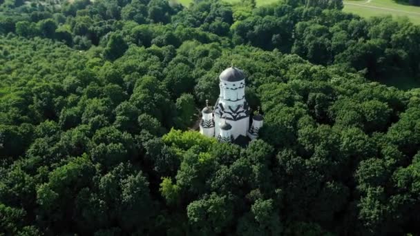 绿色茂密的森林周围的白色小教堂。无人机提供的空中图像. — 图库视频影像
