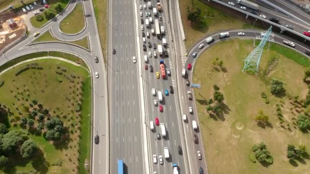 Forgalmi torlódások az autópályán felüljárókkal és kijáratokkal. Kilátás felülről. — Stock videók