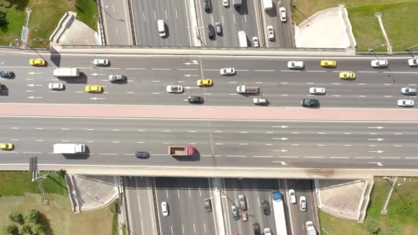 Große Kreuzung im Zeitraffer isoliert. Verkehr in der Stadt. Autos fahren auf Überführung. — Stockvideo