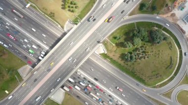 Üstgeçit ve yol trafiğinde İHA 'nın üst görüntüsü. Gerçek hızda kesişme.