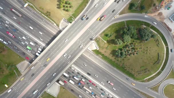 Pohled shora z dronu na nadjezd a silniční dopravu. Průsečík v reálné rychlosti. — Stock video