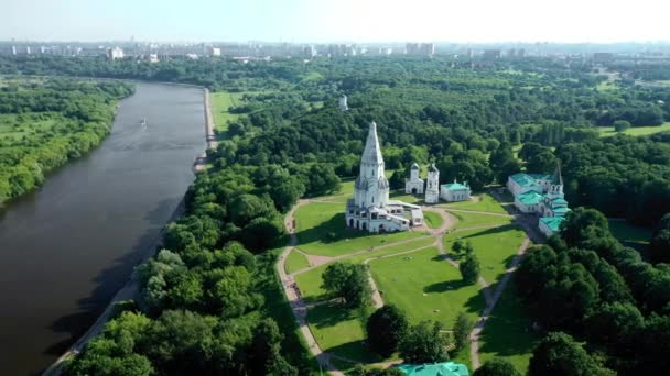 Iglesia cristiana como punto de interés en el jardín con río. Verano soleado. — Vídeo de stock