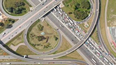 Metropolis 'teki kavşaklar. Yaz aylarında otoyolda trafik vardı. Gerçek hız. Üst görünüm.