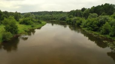 Yeşil ormanın ortasındaki nehrin üzerinden uçmak. Sığ bölge. Hava hareketi