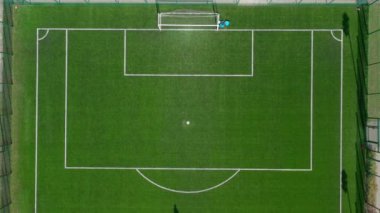 Yukarıdan at. Futbol sahasındaki İHA 'nın üst görüntüsü. Yükselen kamera. Yüksek kalite 4k görüntü