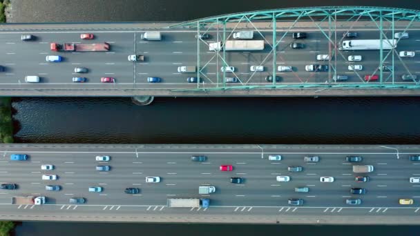 Nehir üzerinde trafik varken köprü üstü görüş. Arabalar hareket halinde. İHA ile Takip Et. — Stok video