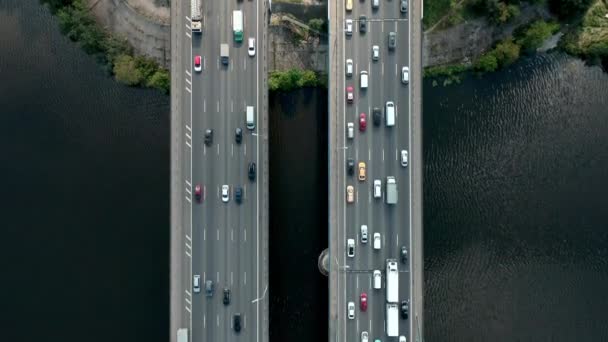 Wracając z samochodami przez most nad rzeką w cieniu. Widok z góry. — Wideo stockowe