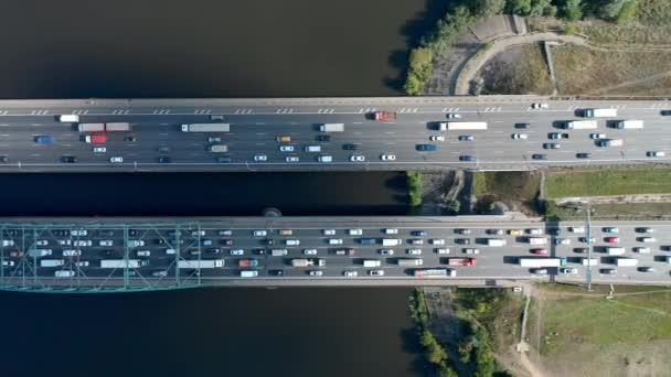 Flyg över bron med trafik över floden. Jagar bilar med drönare. Bilar rör sig. — Stockvideo