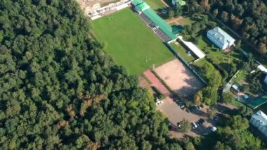 Amerikan futbolu için parkta antrenman sahası. İHA 'nın yukarıdan aşağıya bakışı. Yukarıdan 4k 'lık yüksek kaliteli görüntü