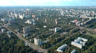 İkamet alanı üzerinde uçuş. Yaz günü, evler, yollar ve ağaçlar. Üst Manzara. İHA 'dan yüksek kalite 4K görüntü