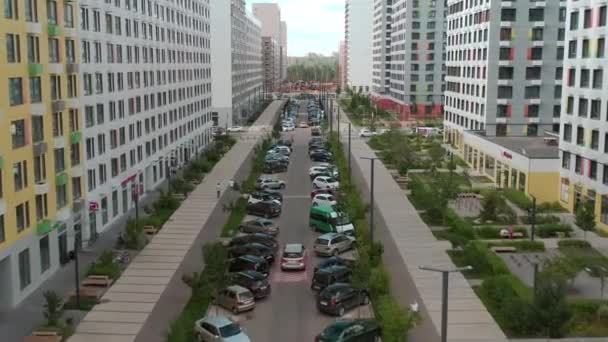 Regardez Haut Sur Nouveau Quartier Résidentiel Rues Étroites Voitures Garées — Video