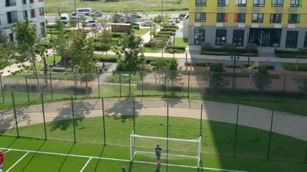 Campo Calcio Con Bambini Che Giocano Sopra Guarda Dall Alto — Video Stock