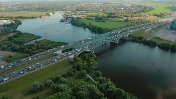 Köprüdeki Trafiğin Sinematik Görüntüsü Körfezin Üstündeki Otoban Gölge Drone Dan — Stok video