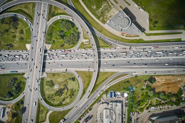 Otoyol ve yukarıdan gelen trafiğin kesiştiği yer. Daireler ve kıvrımlar. Güneşli. Üst Manzara. İnsansız hava aracında yüksek kaliteli fotoğraf