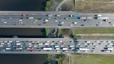 Otoyoldaki köprüde trafik vardı. Üstgeçit ve yarımada. Üst görüntüyü büyüt. Aşağıdan yukarıya. Yaz günü. Üst Manzara. İHA 'dan yüksek kalite 4K görüntüler