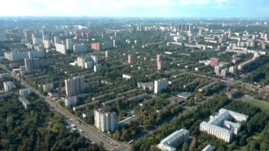 Uykulu bölgedeki tipik yerleşim bölgesi, yukarıdan bak, geri hareket et, güneşli. Üst Manzara. İHA 'dan yüksek kalite 4K görüntü