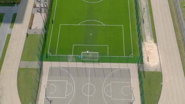 Fútbol Aire Libre Vista Superior Desde Dron Gente Jugando Fútbol — Vídeo de stock