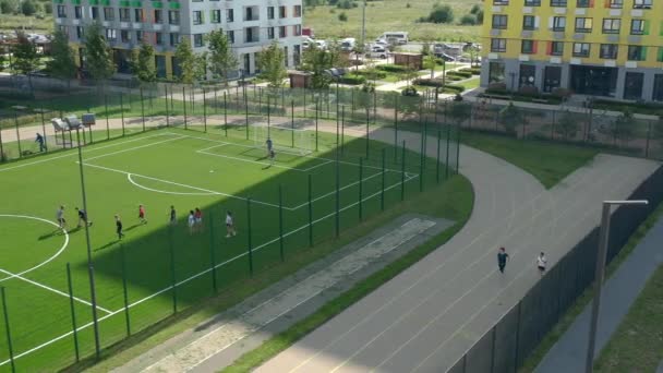 Lekplats Med Löparbana Fotbollsplan Och Basketplan Inomhus Högkvalitativ Film Flygfoto — Stockvideo