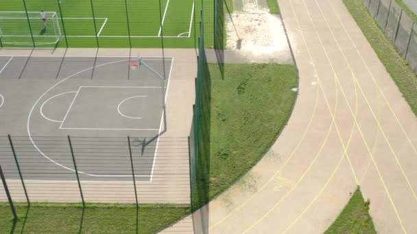 Vuelo Sobre Cancha Baloncesto Dentro Del Área Juegos Derecha Izquierda — Vídeos de Stock