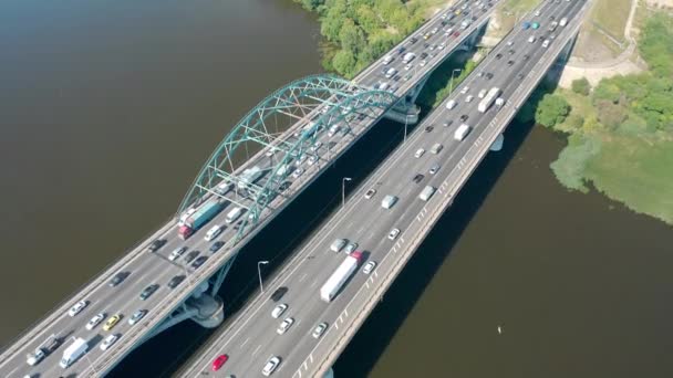 Gran Puente Sobre Costa Atasco Tráfico Dos Caminos Paralelos Día — Vídeo de stock