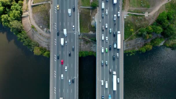 在岛上和海湾的桥上交通很方便 两条偏僻的路静态视图 夏天的一天顶部视图 无人驾驶飞机高质量的4K镜头射击 — 图库视频影像