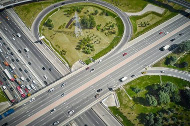 Otobanda tipik şehir trafiği olan üst geçitlerin çıkışları. Yüksek açı. İnsansız hava aracında yüksek kaliteli fotoğraf