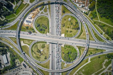 Yonca çıkışları, üstgeçitleri ve otoyolları olan büyük bir metropol kavşağı. Üst Manzara. İnsansız hava aracında yüksek kaliteli fotoğraf