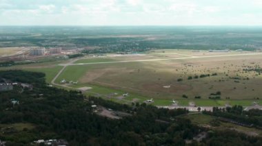 Büyük şehir yakınlarındaki küçük özel havaalanının panoramik görüntüsü. İçeriye uçak park etmiş. İHA 'dan yukarıdan aşağıya hava görüntüsü. Yüksek kalite 4k görüntü