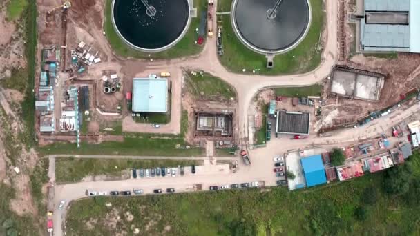 Vista Cima Para Baixo Pequena Estação Tratamento Água Gaivotas Voar — Vídeo de Stock