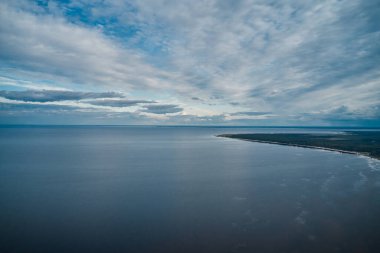 Kocaman temiz bir göl ve akut pelerinli bir kıyı şeridi. Bulutlar ve güneş ışığı yok. Yüksek kalite fotoğraf. Yukarıdan İHA 'dan hava üstü görüntüsü. 