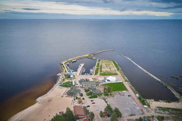 Hatalmas Kék Tengerpart Homokos Stranddal Kikötővel Mólóval Nagy Látószögű Felhők — Stock Fotó