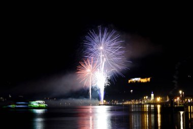 Nehir, yansıma ve tekne hareket ile görüldü havai fişek