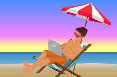 Güzel bir akşam plaj Laptop ile neşeli adam